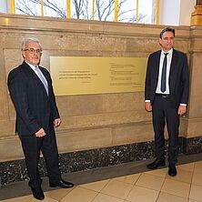 wurde von Bayerns Justizminister Georg Eisenreich (CSU) und Matthias Burghardt, Präsident des Landgerichts Bayreuth, vor der Infotafel zur NS-Vergangenheit im LG Bayreuth