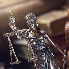 Justitia | Bildquelle: M rcfotostock, Fotolia Justitia-Figur vor Büchern