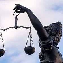 Justitia | Bildquelle: manfredxy, iStock Justitia mit Wage im linken erhobenen Arm von der Seite vor blauen Himmel mit weißen Schäfchenwolken