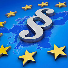Europakarte blau überdeckt mit einem Kreis aus gelben Sternen und einem §