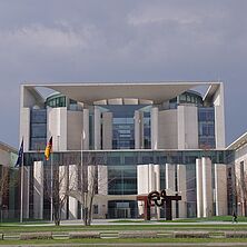 Bundeskanzleramt in der Frontansicht mit Bäumen ohne Blätter