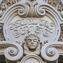 Eingangsportal Berlin Moabit | Bildquelle: Fotolia Kopf der Justitia in Stein über dem Eingangsportal des Gerichtes in Berlin Moabit
