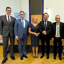 Podiumsteilnehmer und Gäste: (v.l.n.r.) Roland Kempfle, DRB-Präsidiumsmitglied und Vizepräsident der Europäischen Richtervereinigung, Kees Sterk, ehemaliger Präsident des Europäischen Netzwerks der Justizverwaltungsräte, Barbara Stockinger, Vorsitzende des Bayerischen Richtervereins, Heribert Prantl, ehemaliges Mitglied der Chefredaktion der Süddeutschen Zeitung, Hans-Jürgen Papier, Präsident des Bundesverfassungsgerichts a. D.