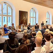 Blick vom Publikum aufs Podium mit den Gästern für die DRB-Reihe "Justiz im Dialog" in Nürnberg